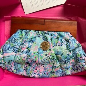 New Lilly Pulitzer exclusive Lilly’s House Bermuda clutch bag light blue